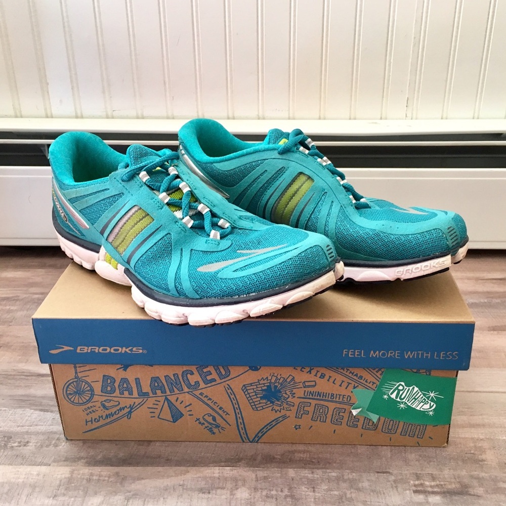 Brooks pure cadence 2 running sneakers.